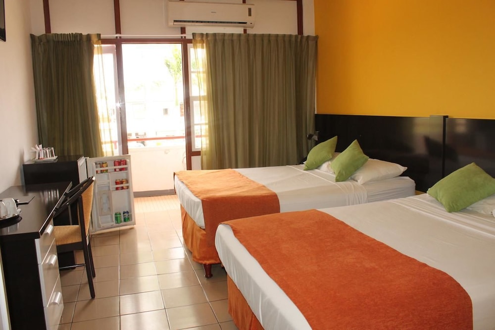 Standard Room, 2 Queen Beds, Balcony photo 2