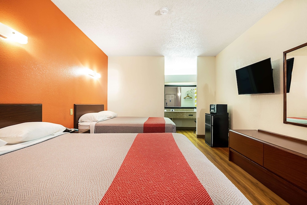 Standard Room, 2 Queen Beds, Non Smoking, Refrigerator & Microwave - Photo 3