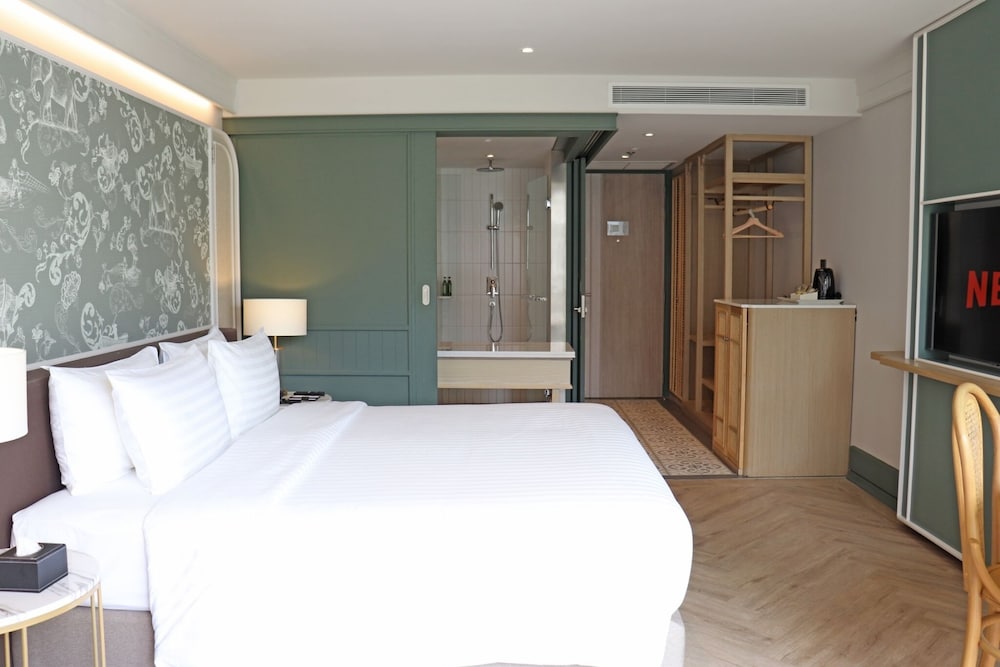 Superior with Balcony, King Bed photo 2