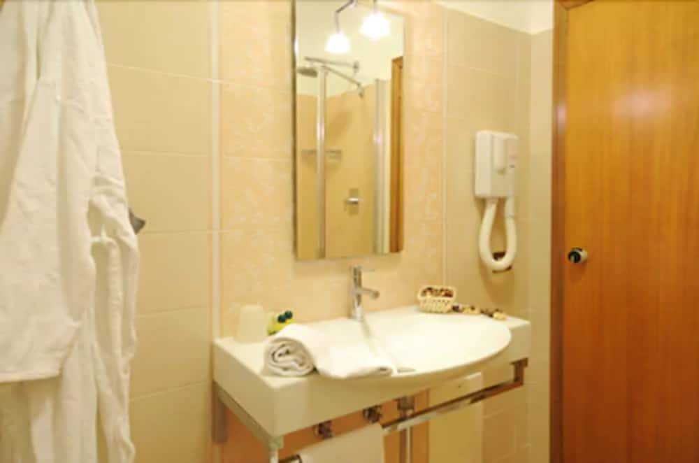 Superior Double or Twin Room - Photo 11