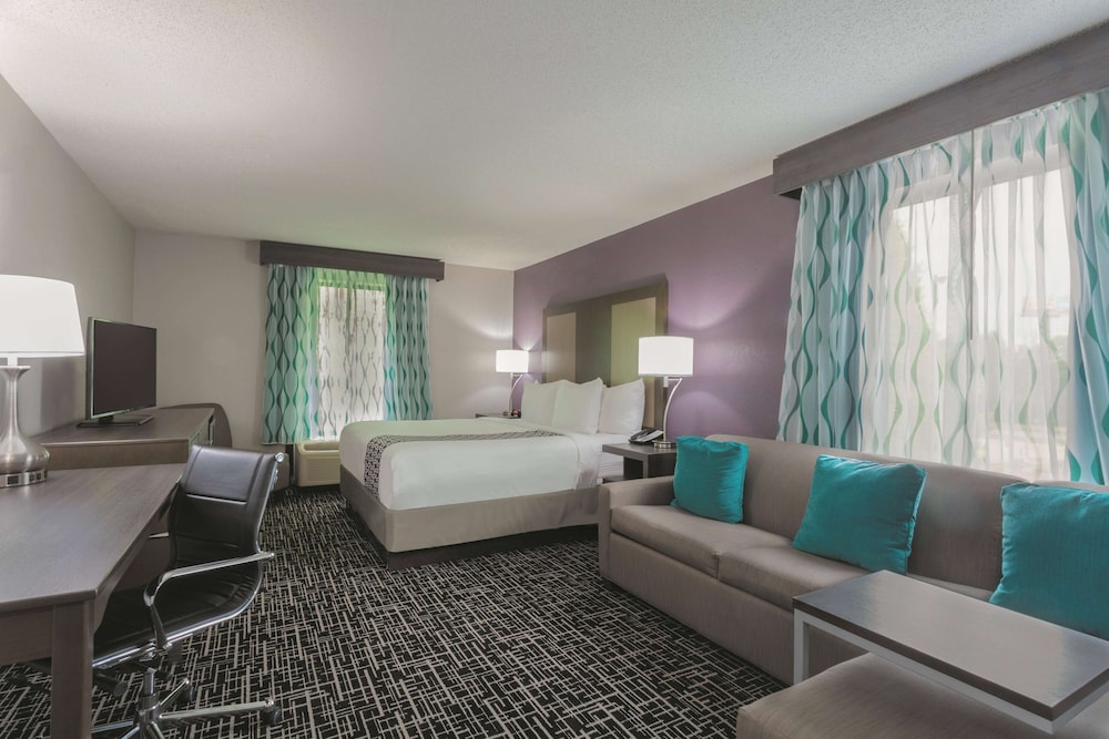 Deluxe Room, 1 King Bed, Non Smoking (Deluxe Executive Room) - Photo 1