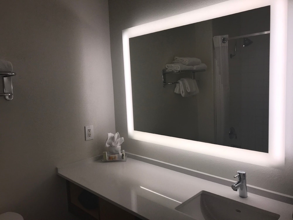 Standard Room, 2 Queen Beds - Photo 2