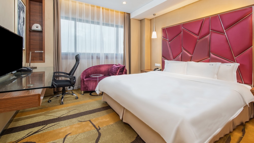 Premium Room, 1 King Bed, Non Smoking, Garden View - Photo 6