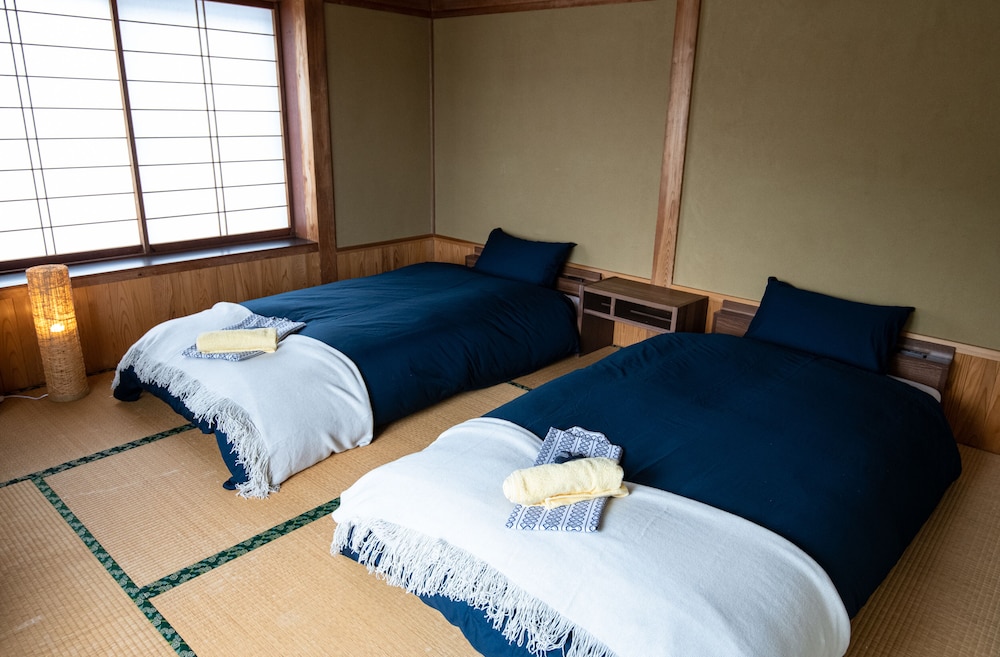 Deluxe Western Style Twin Room with En-Suite photo 1