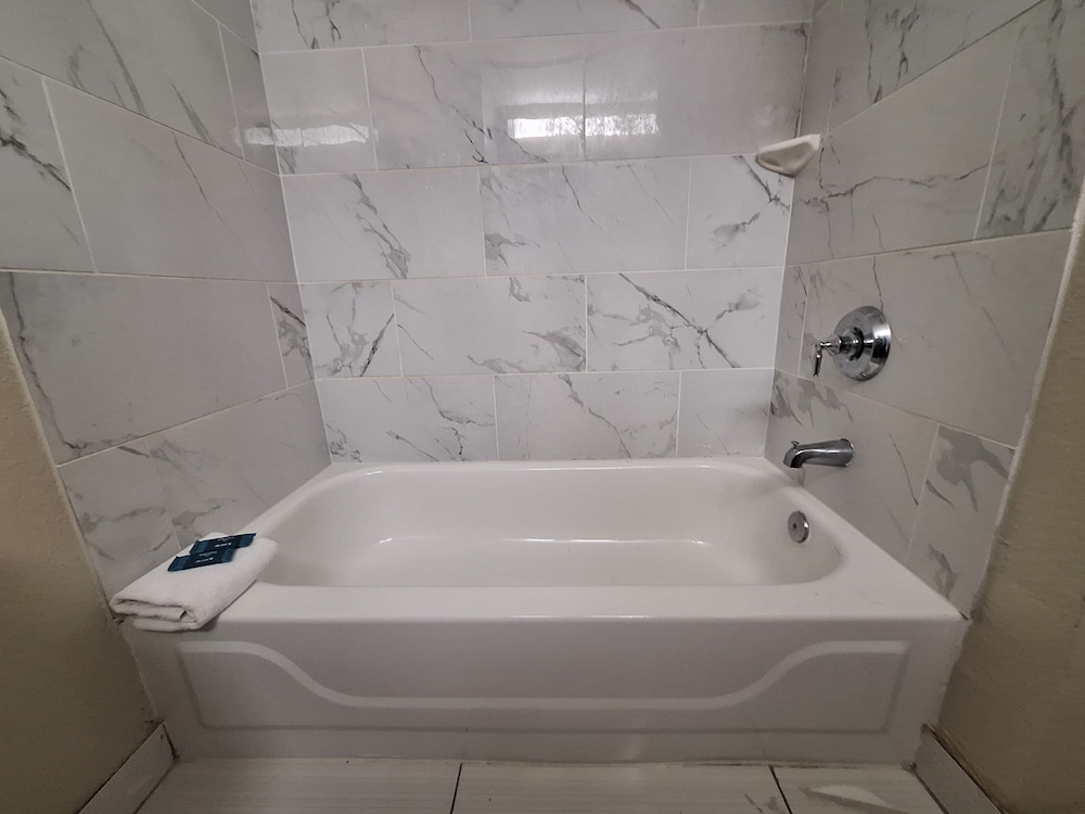Room, 1 King Bed, Accessible - Photo 6