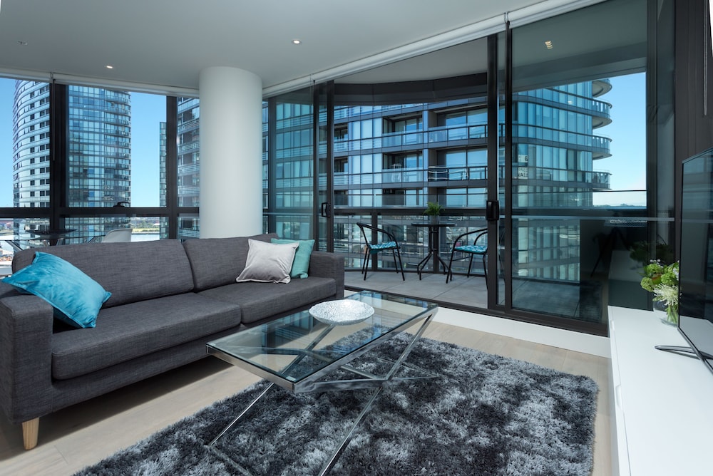 Deluxe One Bedroom Apartment - City View photo 3