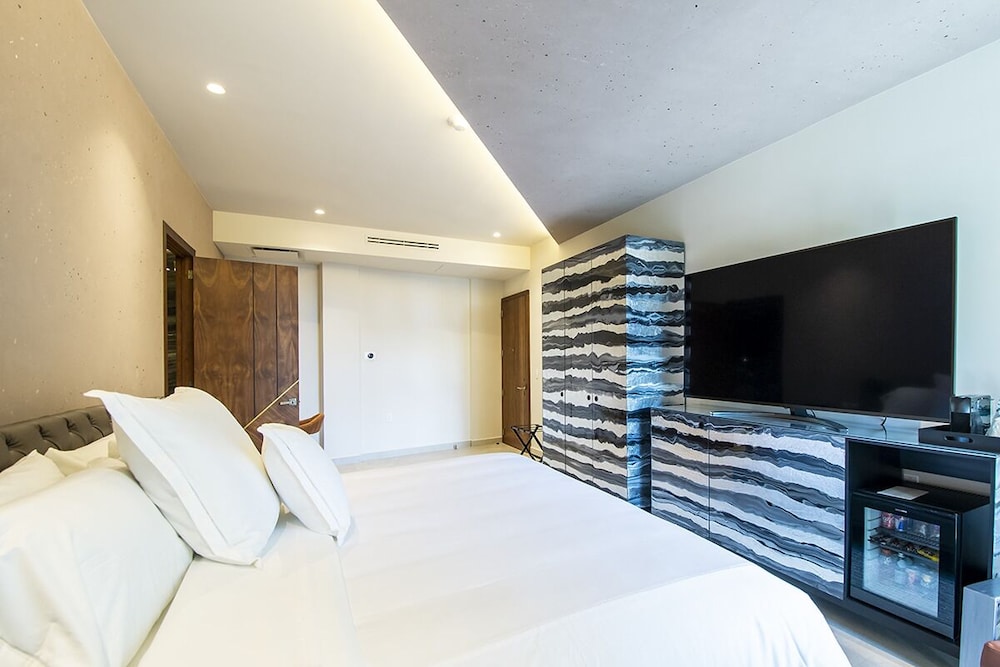 Deluxe Room, 1 King Bed - Photo 11