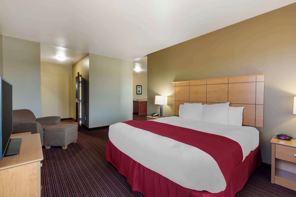 Suite, 1 King Bed, Non Smoking, Refrigerator & Microwave photo 3