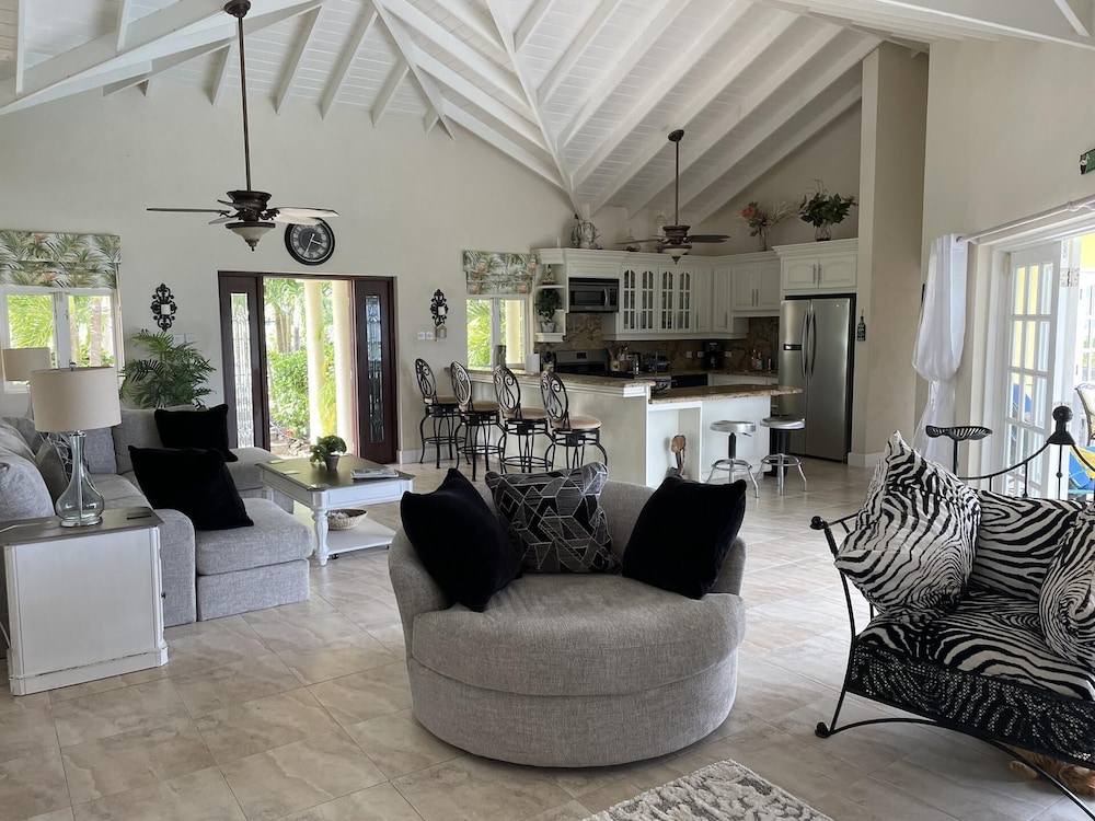 Villa photo 1