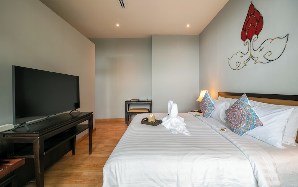 2 Bedroom with Pool, Forest View - Photo 5