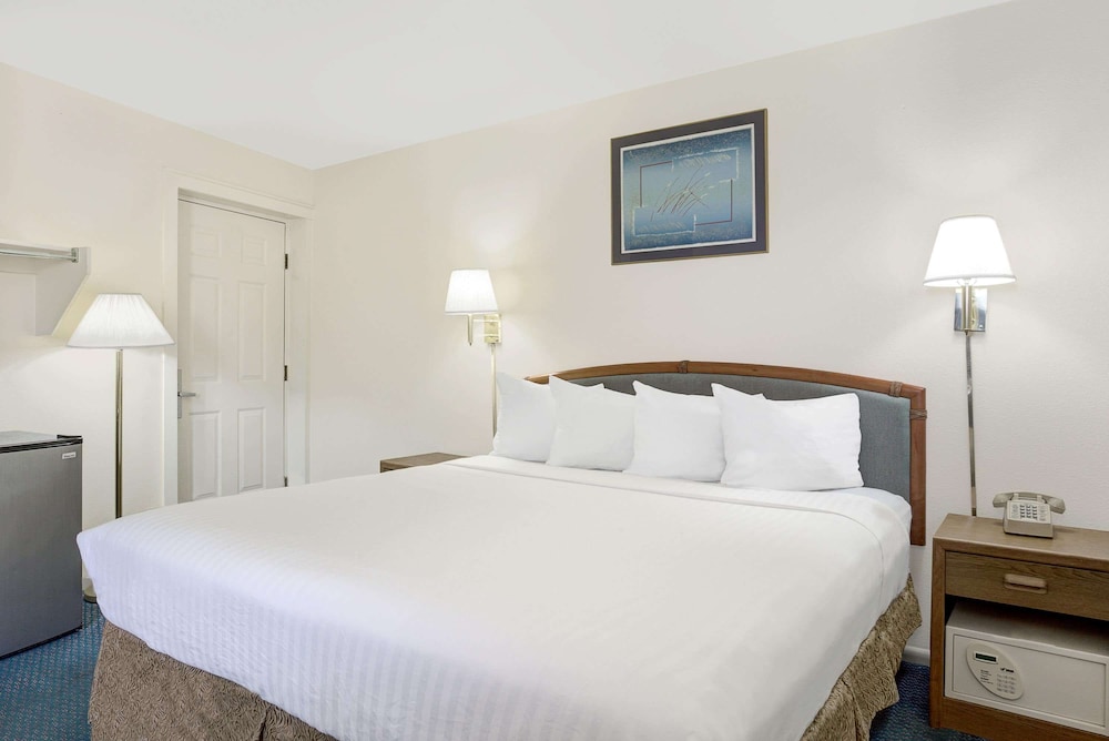 Room, 1 King Bed, Non Smoking, Hot Tub - Photo 3
