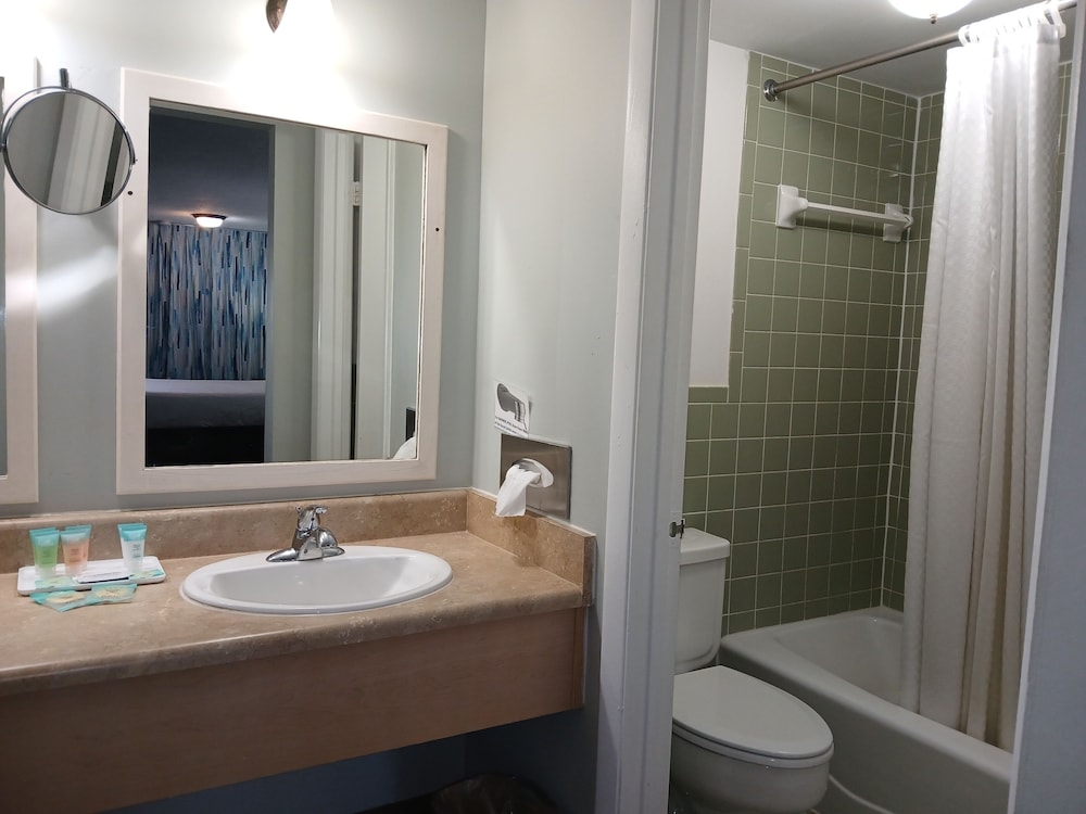 Standard Room, 2 Queen Beds, Microwave (2QQ MICROWAVE) (DOG FRIENDLY) photo 2