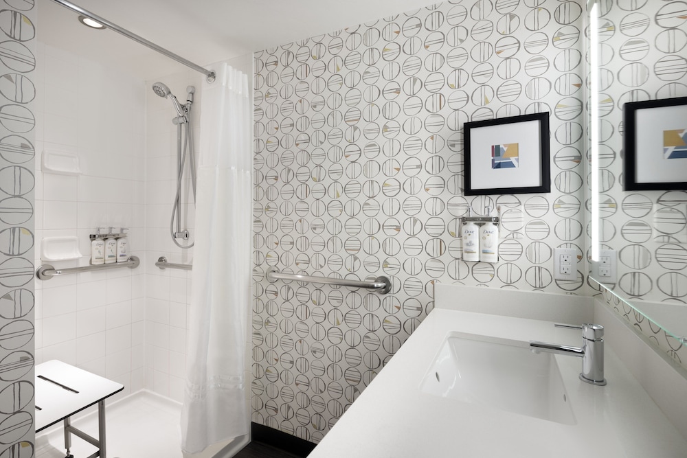 Room, 1 Queen Bed, Accessible, Non Smoking (Transfer Shower) - Photo 6