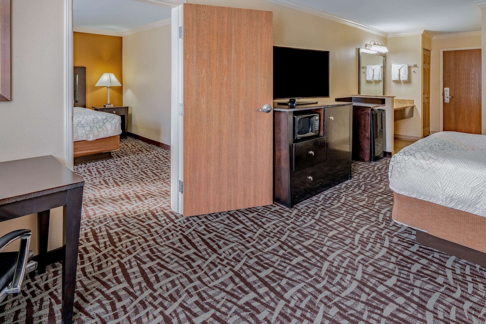 Deluxe Suite, Multiple Beds, Accessible, Non Smoking (Mobility Accessible) - Photo 1