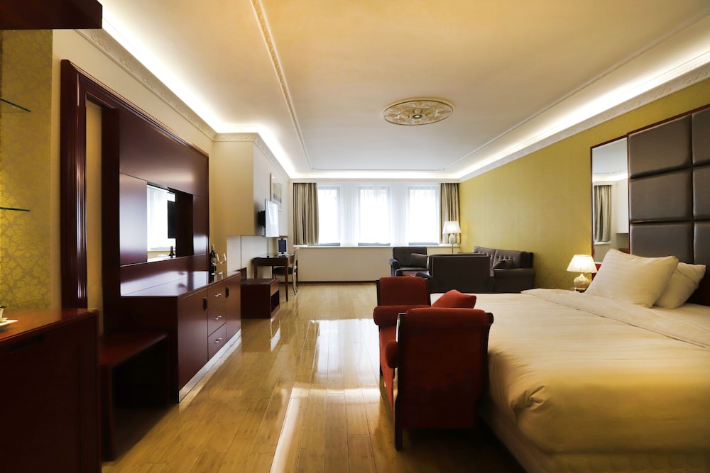 Luxury Suite, 1 King Bed, Bathtub