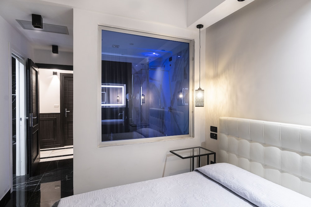 Luxury Suite, 1 King Bed, Private Bathroom, City View photo 1