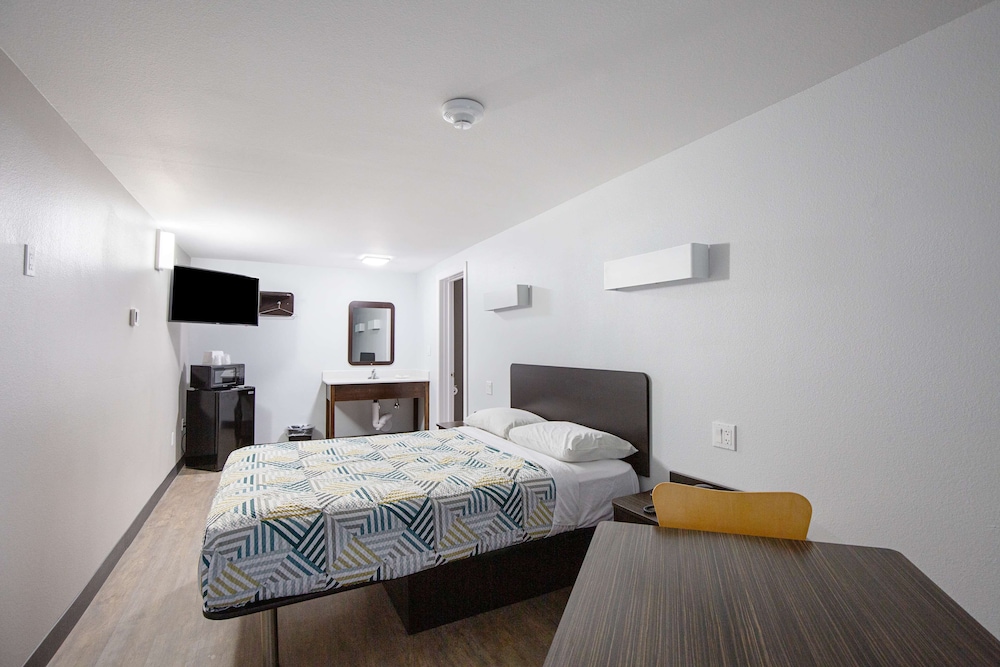 Standard Room, 1 Queen Bed, Non Smoking, Refrigerator & Microwave - Photo 1