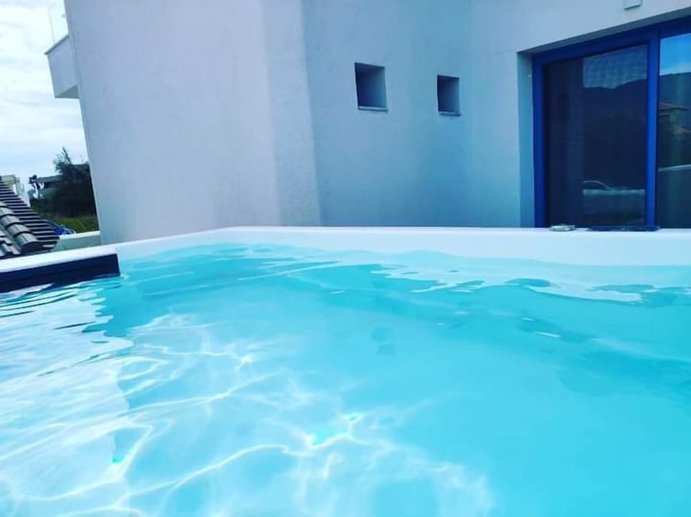 Elite VIP Suite, Outdoor Hot Tub photo 2