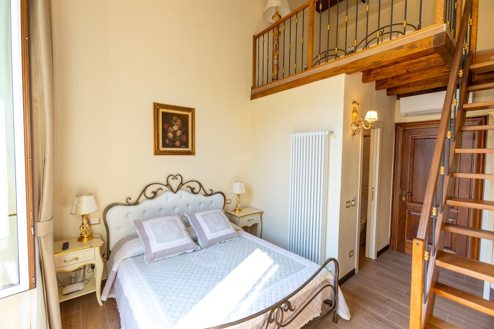 Quadruple Room, Mezzanine