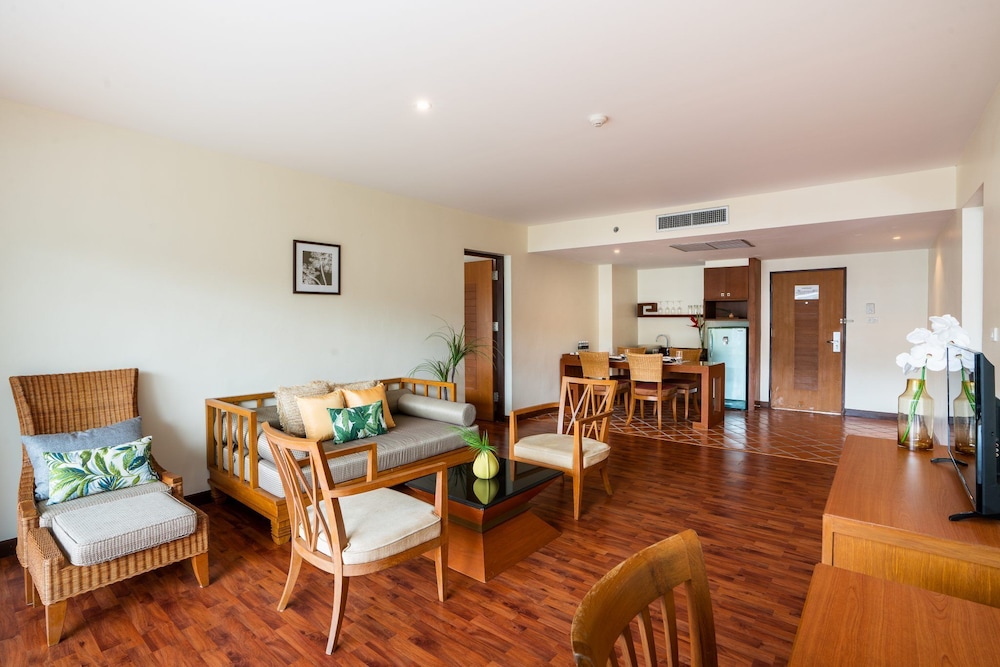 Junior Suite, Pool View