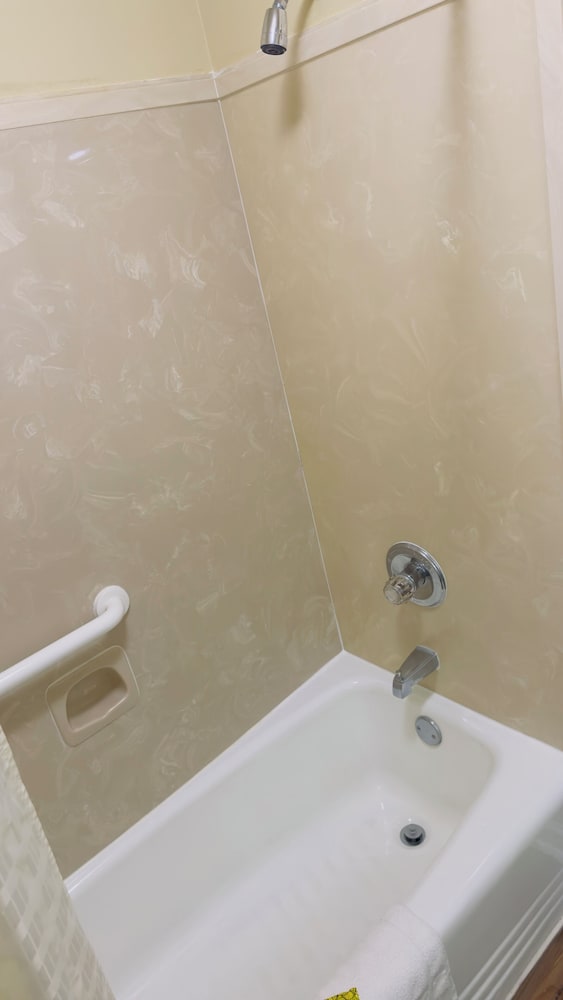 Room, 1 King Bed, Non Smoking, Jetted Tub (Pets Not Allowed) photo 3