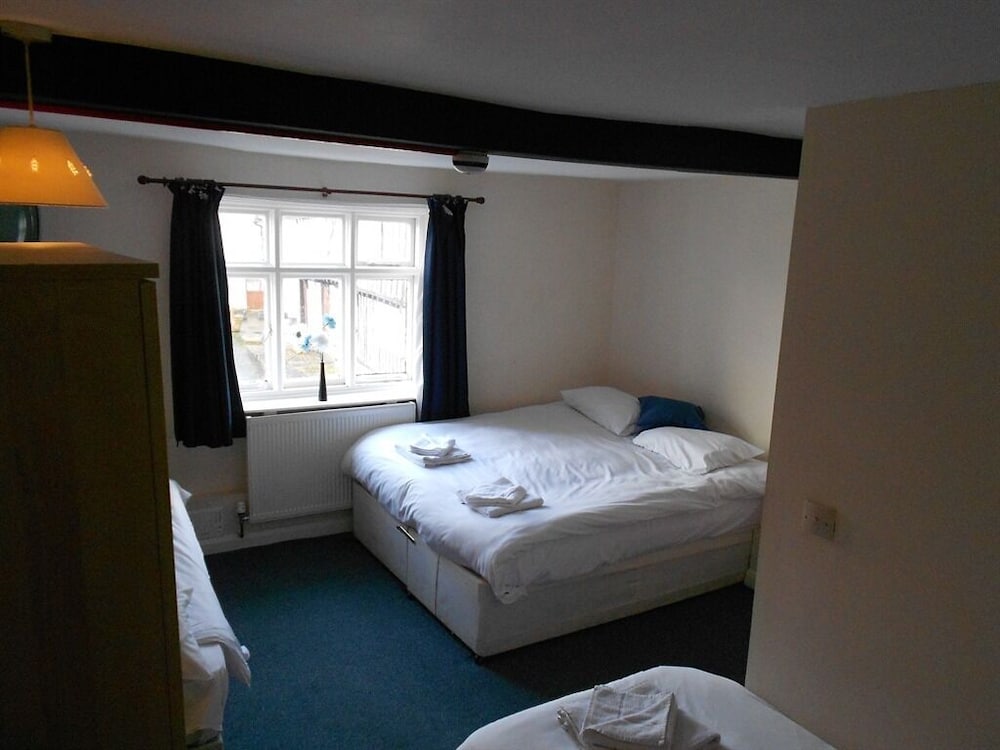 Standard Quadruple Room, Ensuite (Large Sleeps 4 -Room Only) photo 2