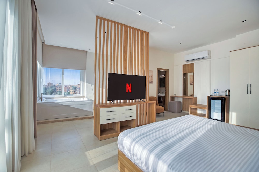 Panoramic Studio Suite, Hot Tub, Mountain View photo 1