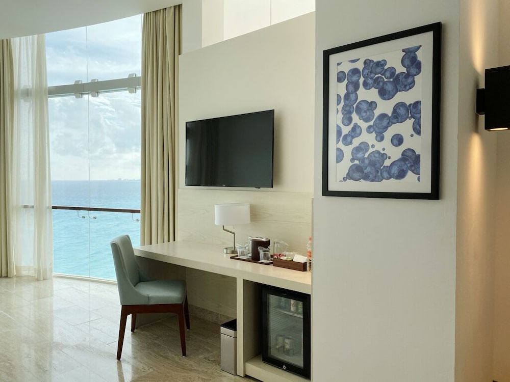 Altitude Corner Suite Ocean Front - Photo 3
