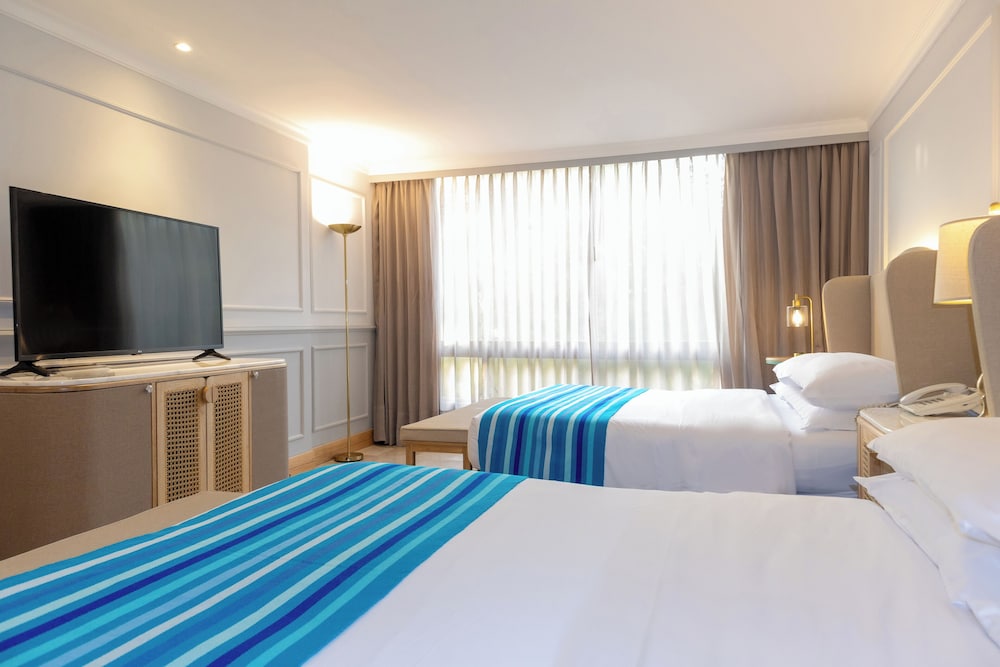 Premium Room, 2 Queen Beds, Non Smoking (City or Garden View) - Photo 8
