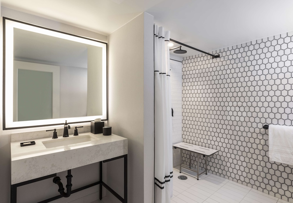 Room, 2 Queen Beds, Accessible (Mobility, Roll-In Shower) - Photo 3