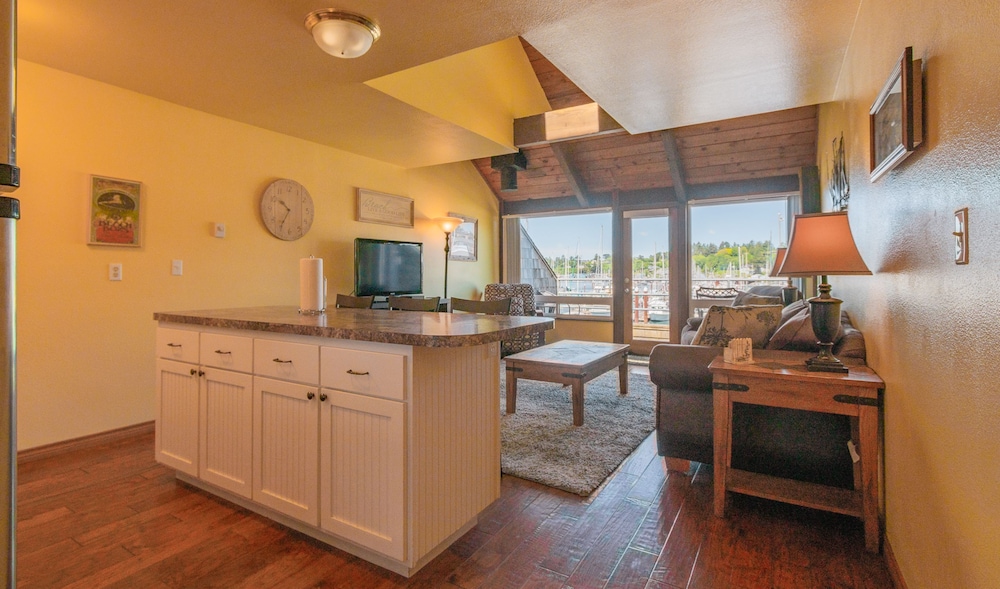 Deluxe Condo, 1 King Bed with Sofa bed, Bay View (Bay Front 1 Bedroom King Suite Condo) photo 2