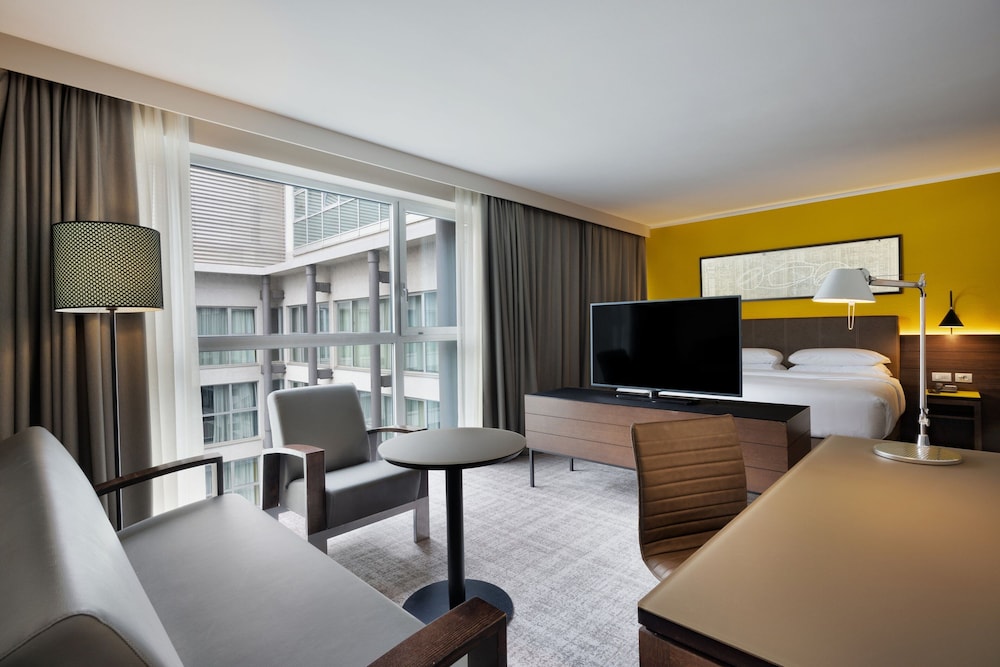 Junior Suite, 1 King Bed - Photo 1