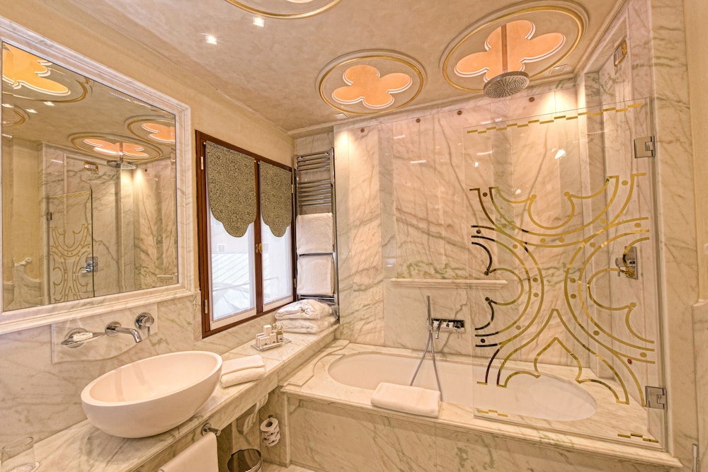 Superior Double or Twin Room (Golden Leaf ) thumbnail 5