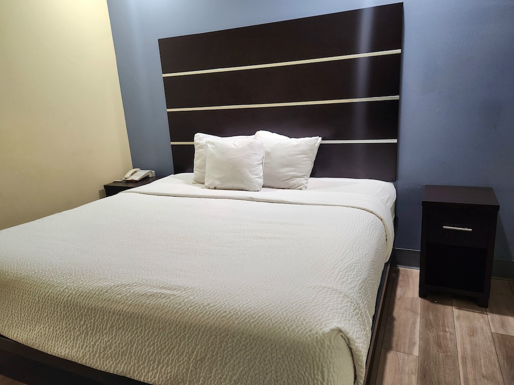 Deluxe Room, 1 King Bed, Non Smoking - Photo 5