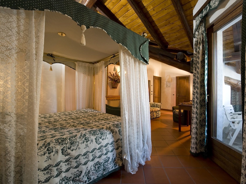 Romantic Suite, 1 King Bed, Balcony, Mountain View photo 3