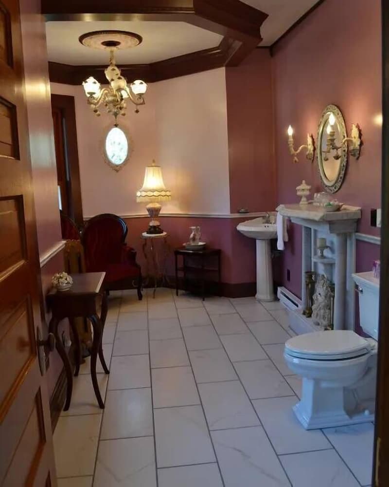 New Orleans Room photo 2