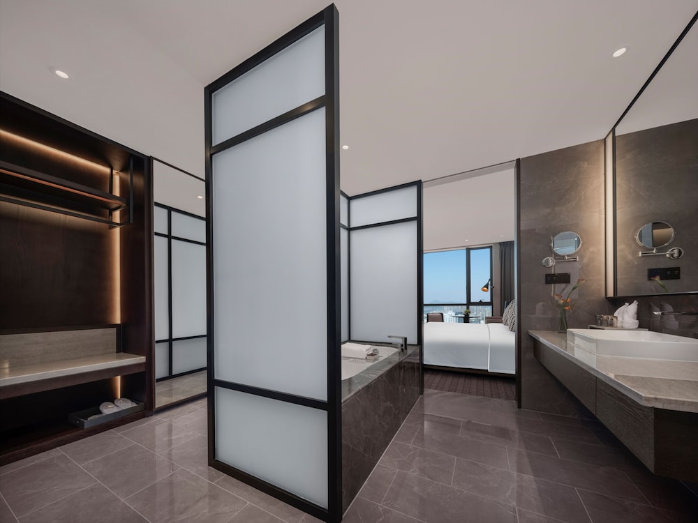 Superior Single Room, 1 King Bed photo 2