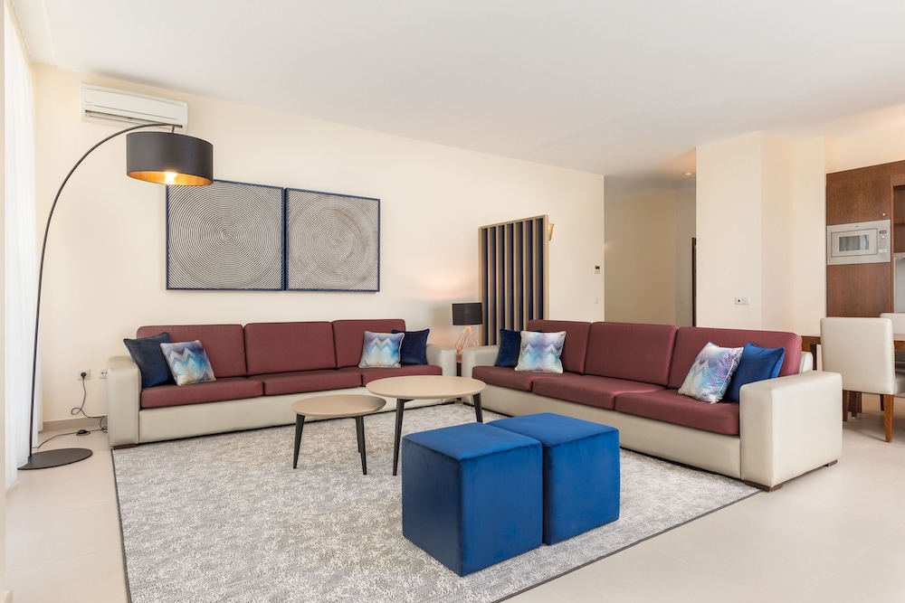 Suite, 3 Bedrooms - Photo 4