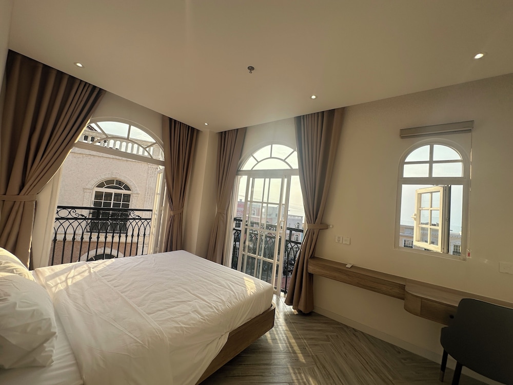 Superior Suite, Hill View