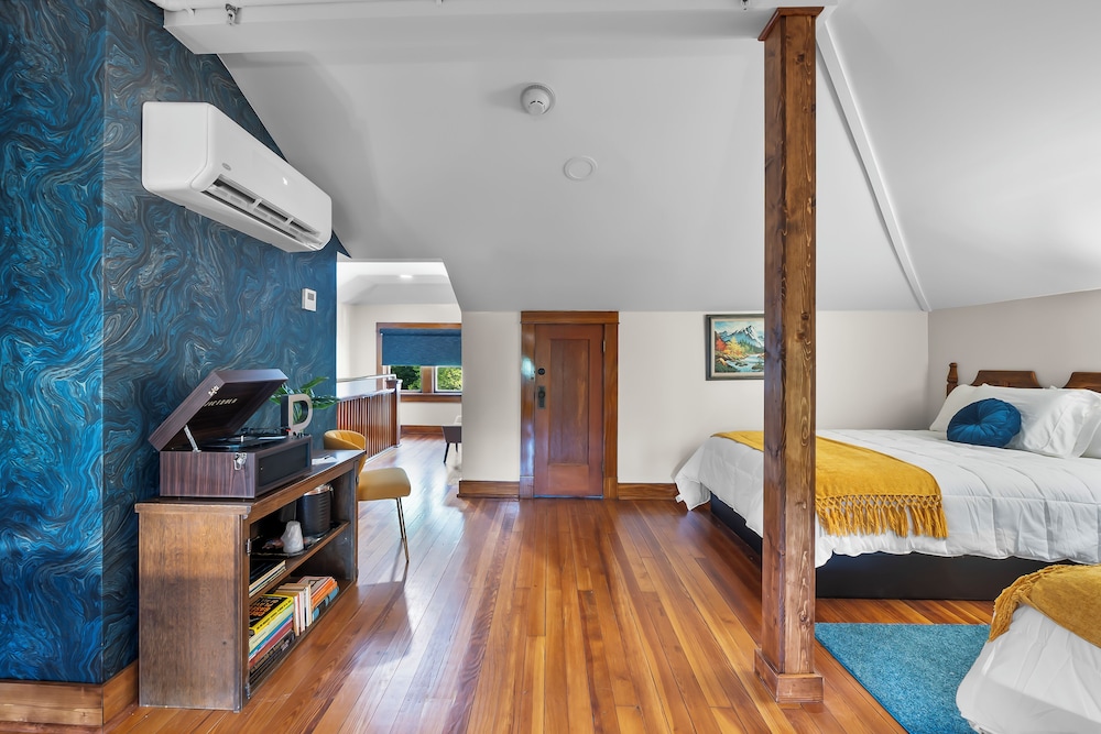 Standard Room, 2 Queen Beds, Non Smoking - Photo 2