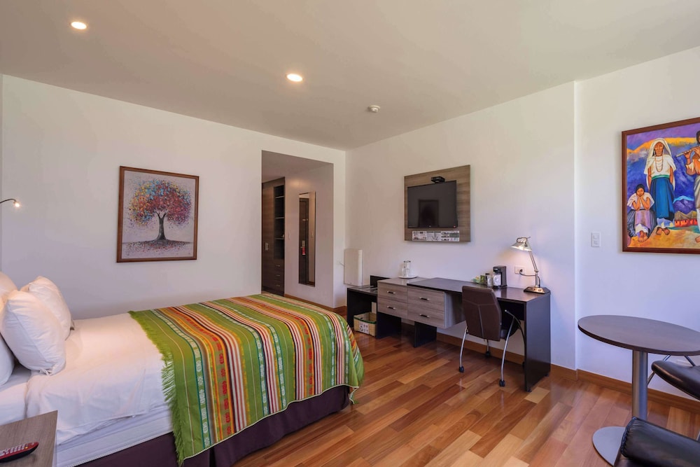Superior Room, accessible, 1 queen bed, garden or patio view photo 3