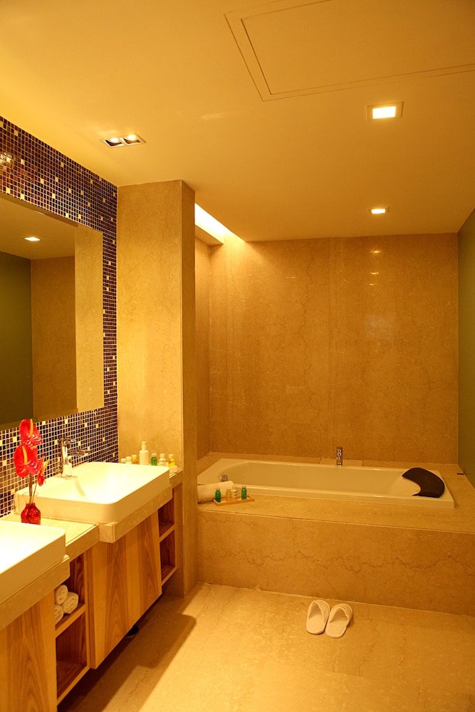 Suite, 1 King Bed - Photo 3