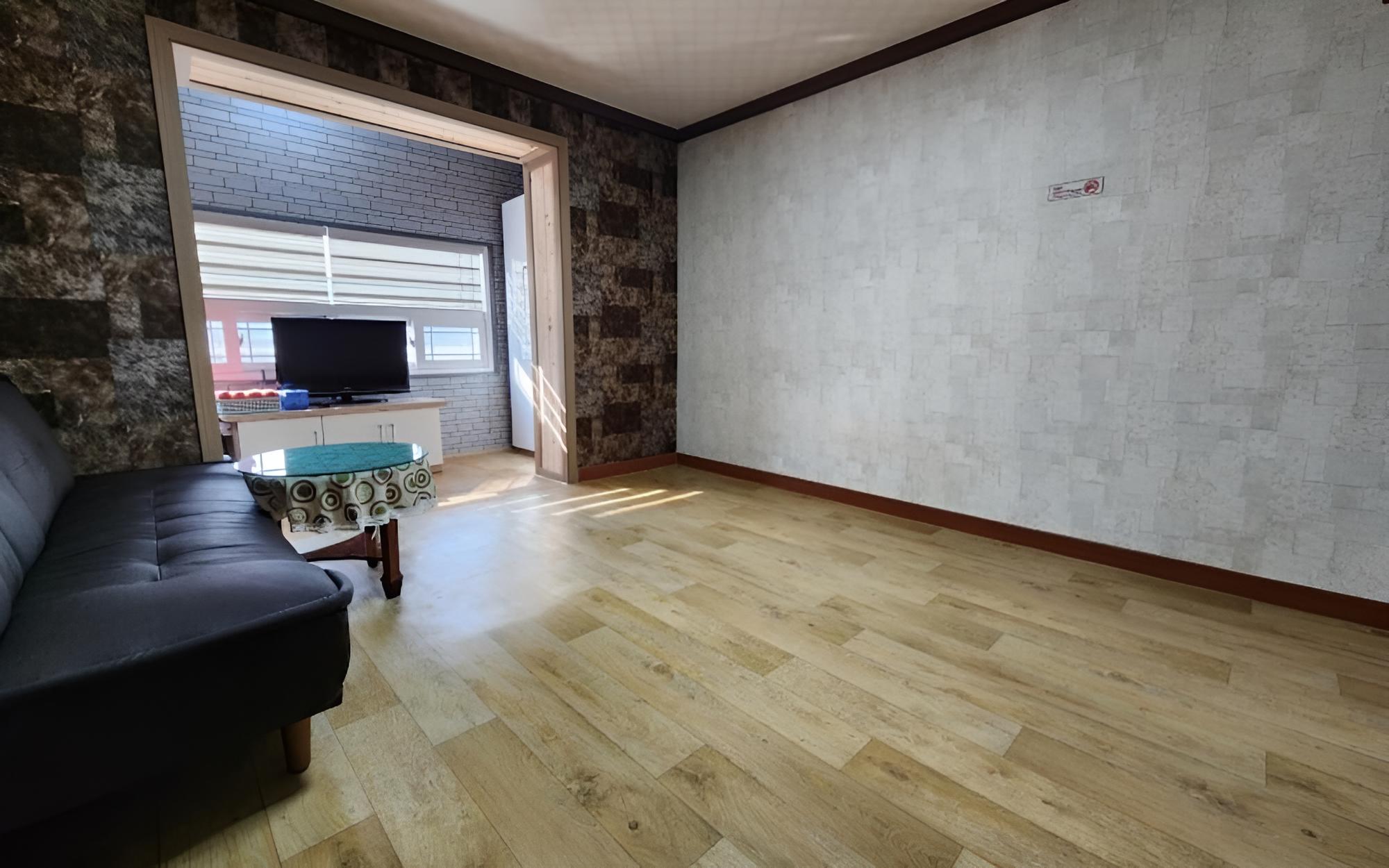 Room (Room 305) - Photo 5