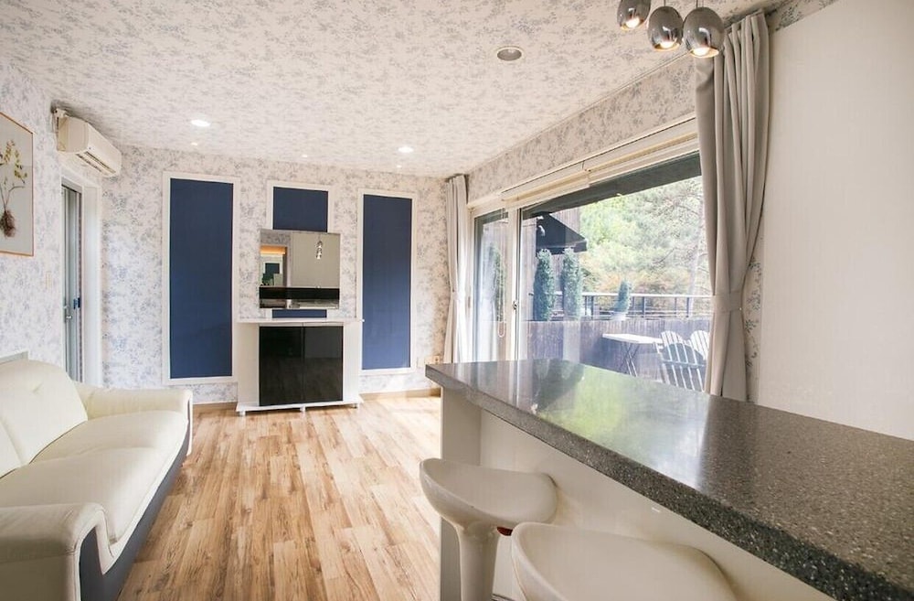Room (White) photo 1