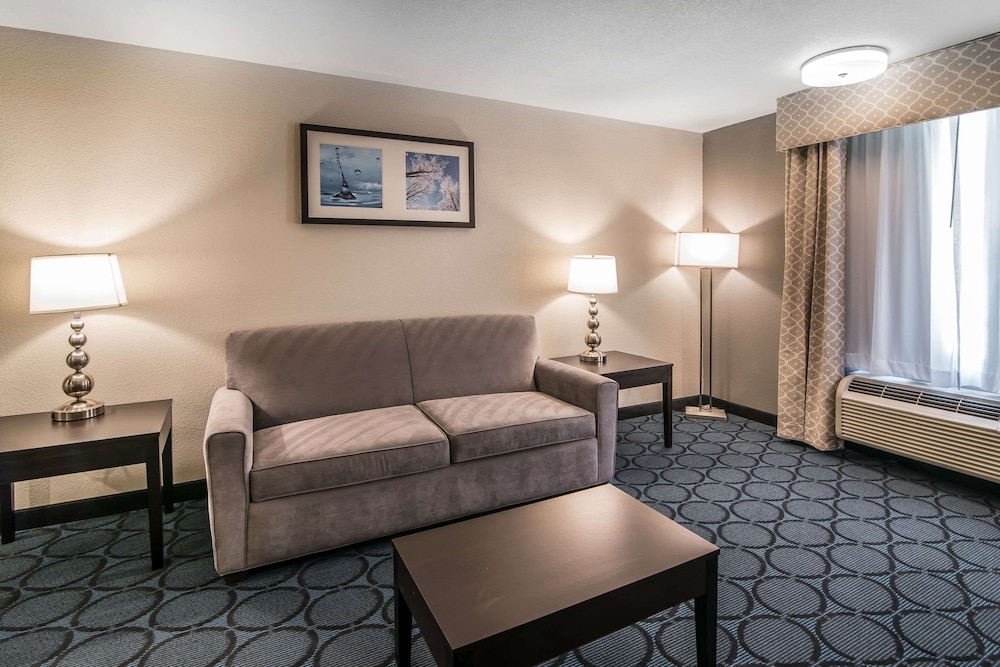 Suite, 1 King Bed with Sofa bed, Non Smoking - Photo 3