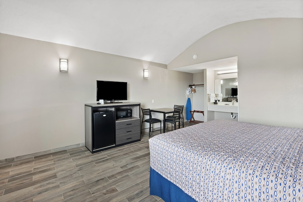 Standard Room, 1 King Bed, Non Smoking, Ground Floor - Photo 1