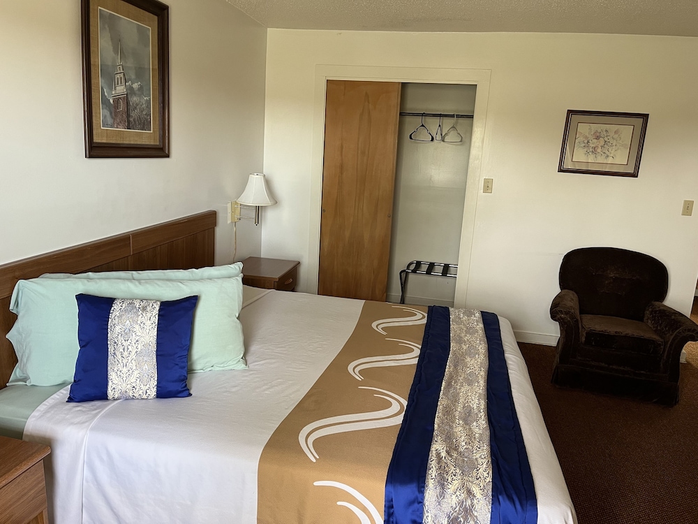 Standard Room, 1 King Bed photo 2