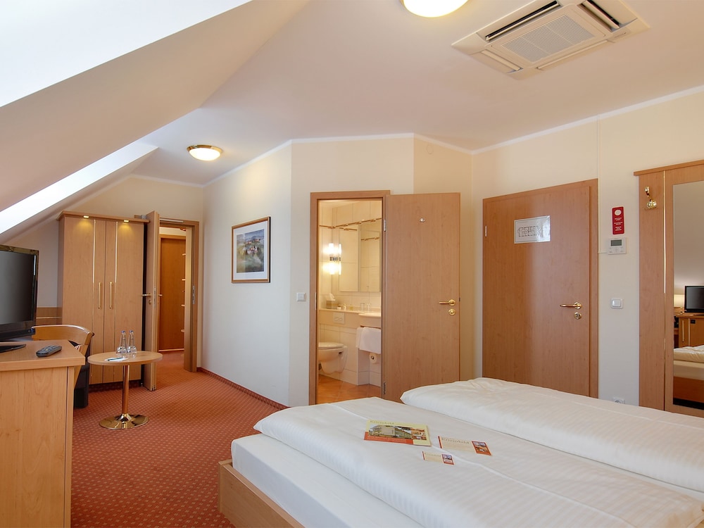 Suite 302/303 - Kriemhild