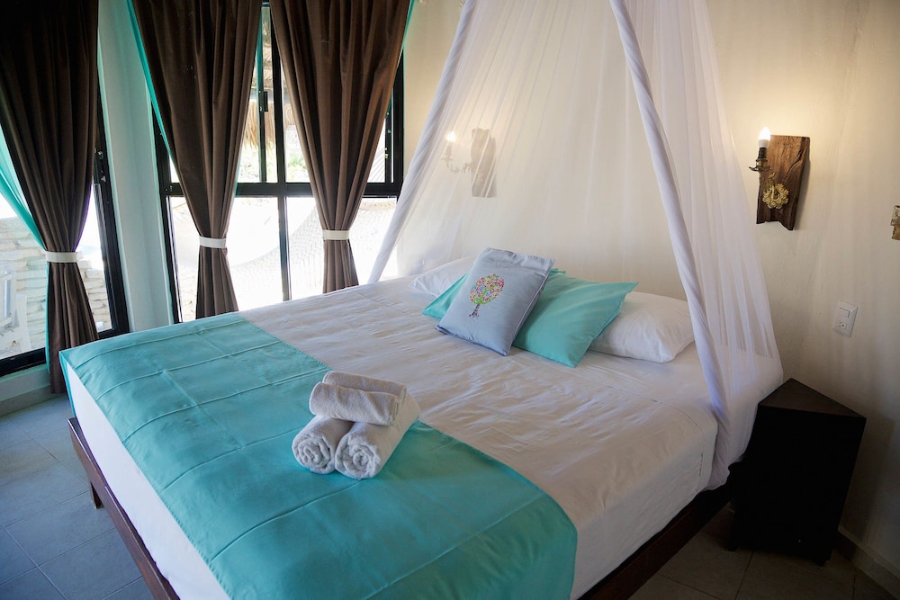 Royal Room, 1 King Bed, Oceanfront - Photo 6