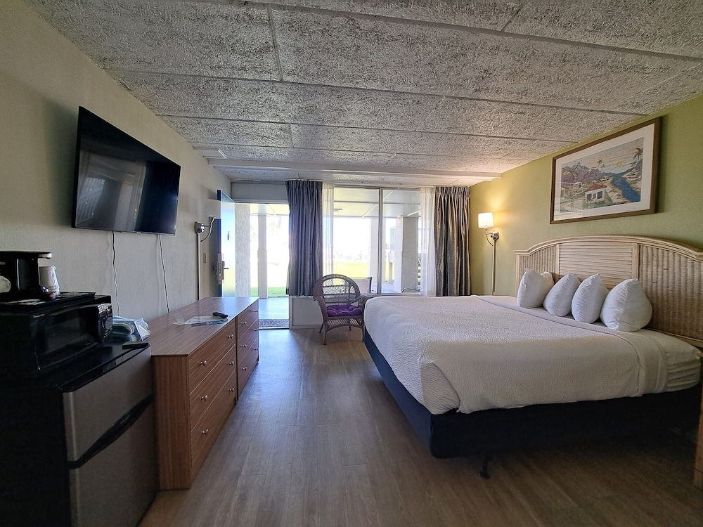 Room, 1 King Bed, Non Smoking (1st Floor, Oceanside) - Photo 2